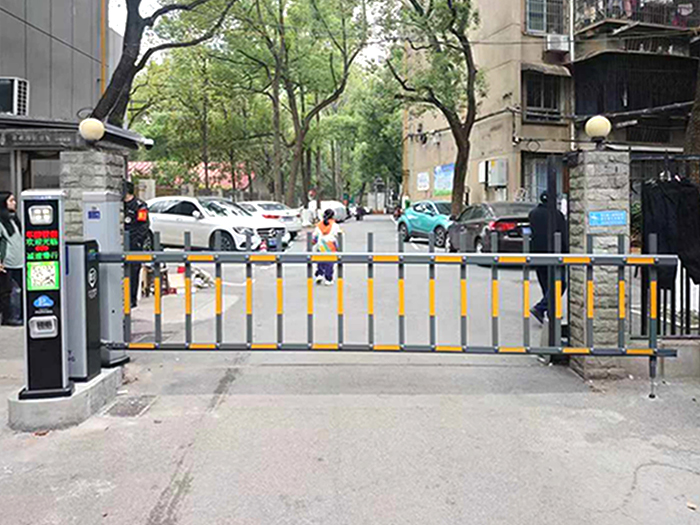 某小区采用 “安快” 同进同出栅栏道闸