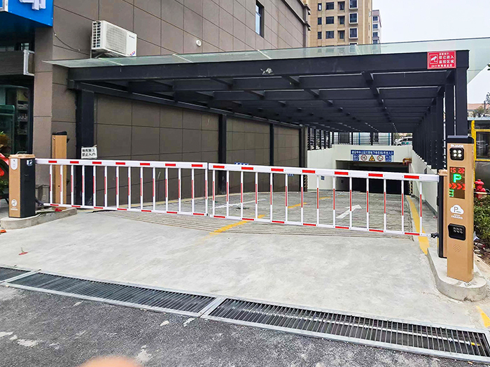 某停车场采用 “安快” 一进一出栅栏道闸